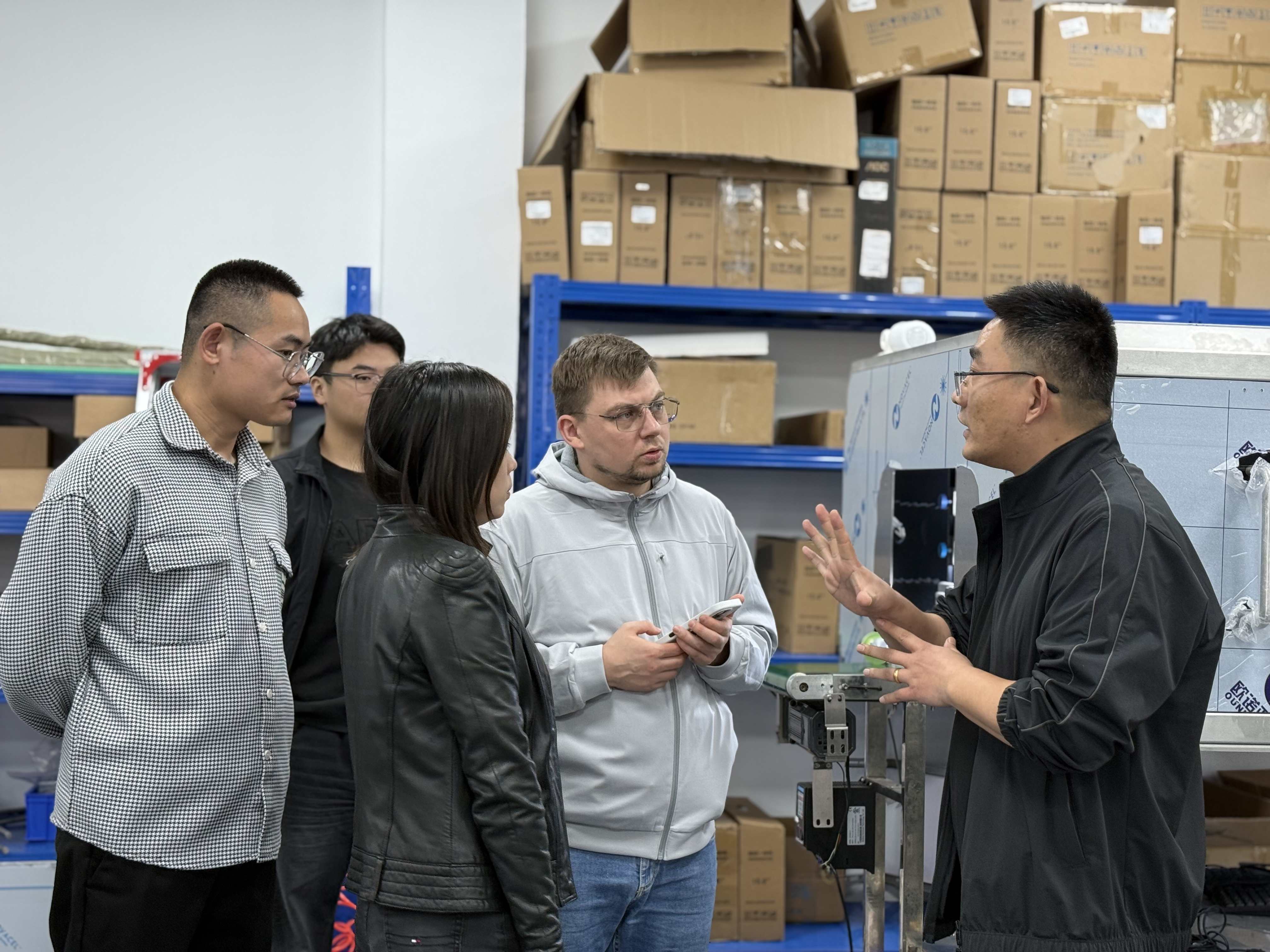 俄罗斯核心客户莅临宁波研新验厂考察 深化设备领域合作